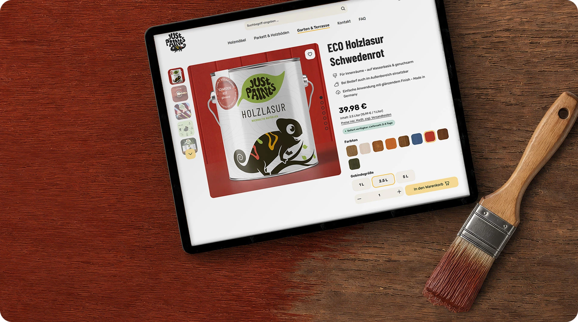 Tablet mit Holzlasur-Produktseite und Pinsel auf teilweise rot lasierter Holzfläche.