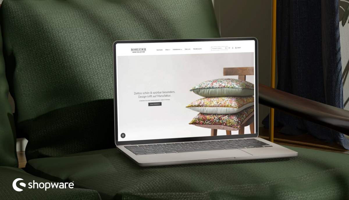 Shopware-6-Onlineshop von Rohleder Home Collection auf einem Laptop in einem stilvollen grünen Sessel.