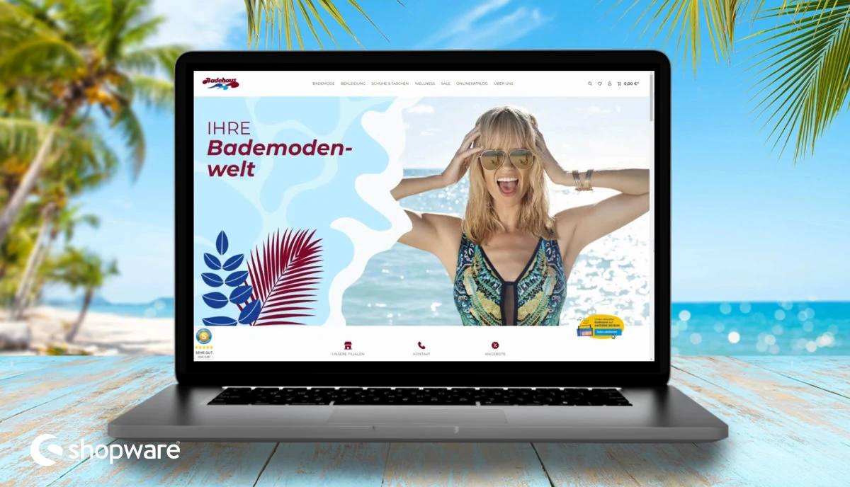 Shopware-6-Onlineshop für Bademode auf einem Laptop vor tropischer Strandkulisse mit Palmen und Meer.