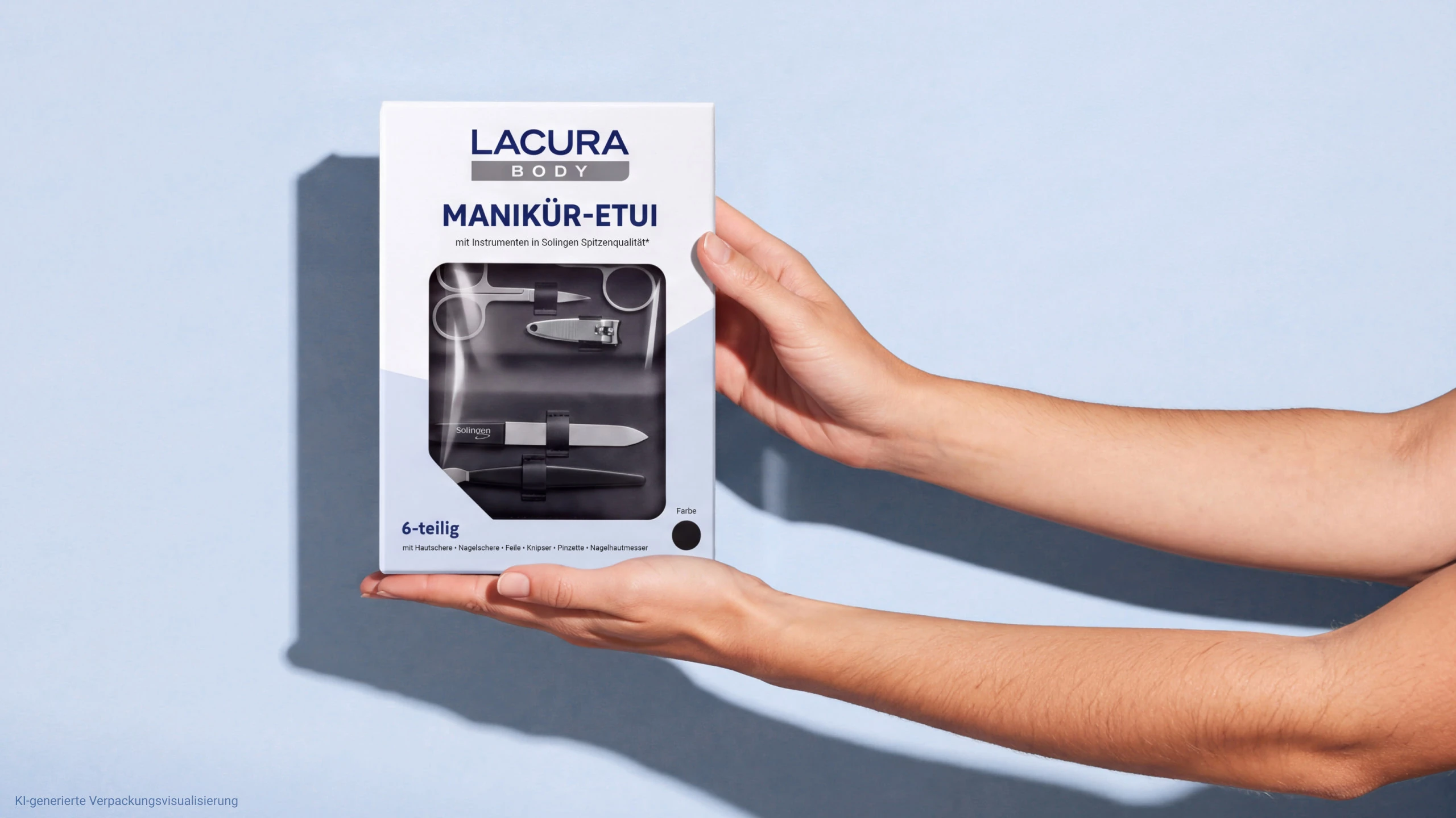 Zwei Hände präsentieren die Vorderseite der LACURA Body Manikür-Etui-Verpackung vor blauem Hintergrund.