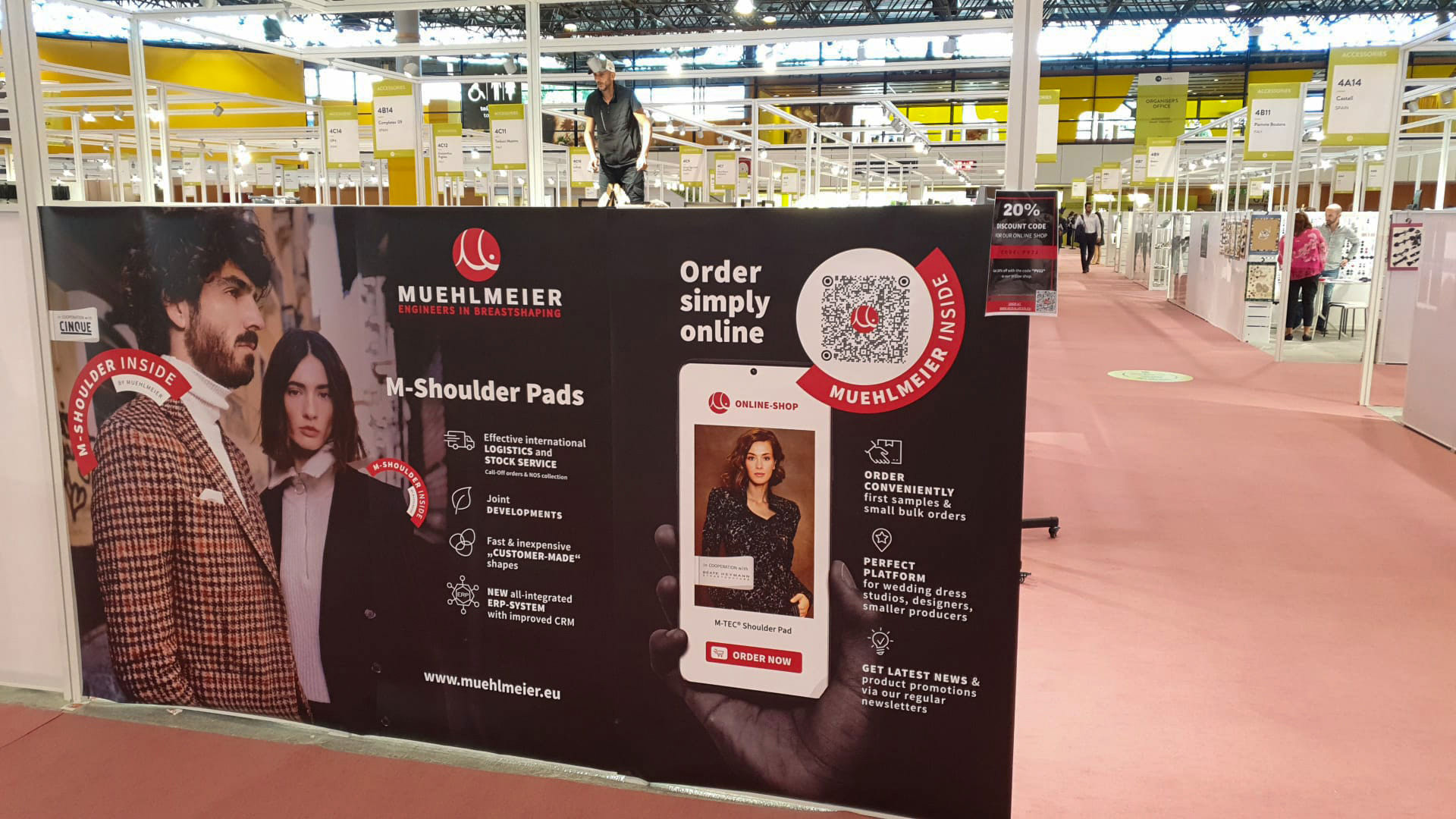 Der Messestand mit der Werbewand im Vordergrund