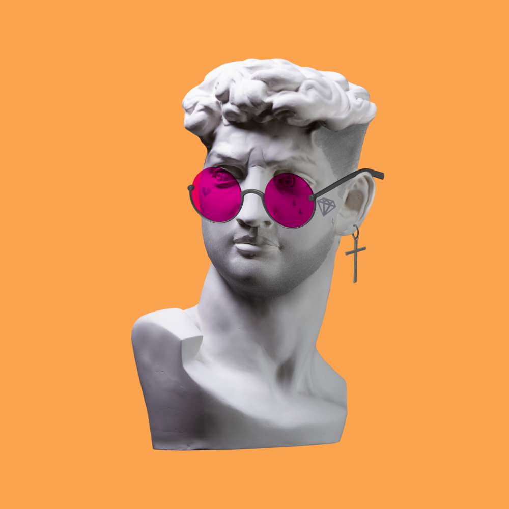 Büste einer antiken Statue mit pinker Sonnebrille und Ohrring.