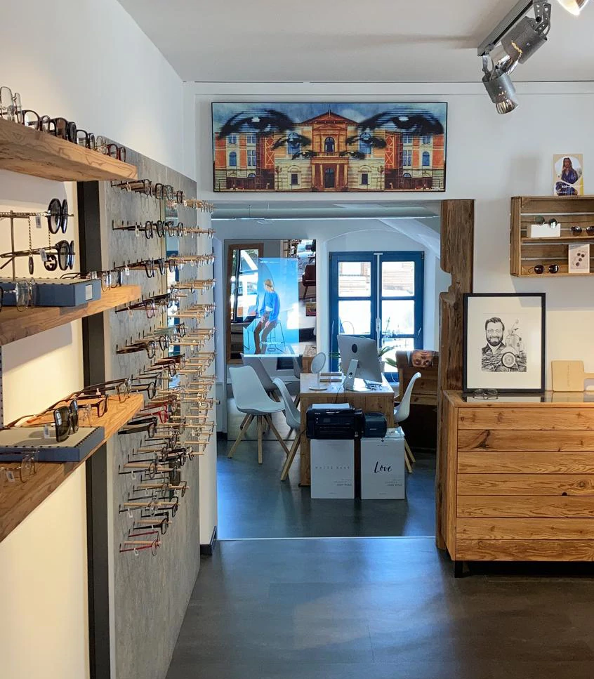 Ansicht vom Optiker Laden mit Bild vom Festspielhaus Bayreuth