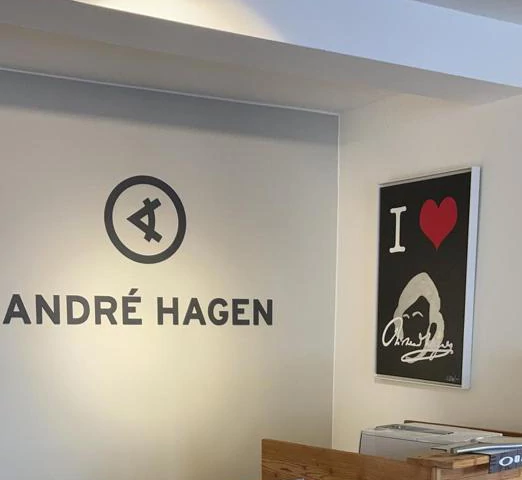 Wand mit Logo von André Hagen und Bild vom Wagner