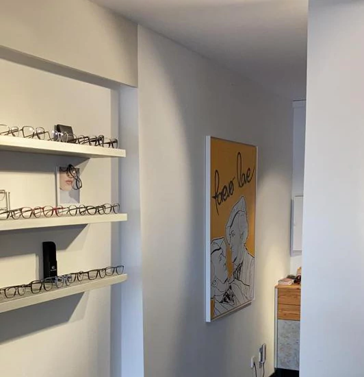 Wand mit Brillen und Bild vom Wagner