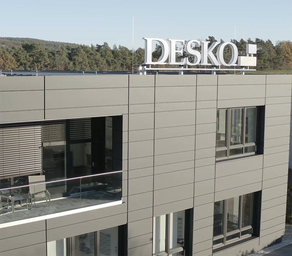 Luftaufnahme mit der Drohne vom DESKO Firmengebäude in Wolfsbach.